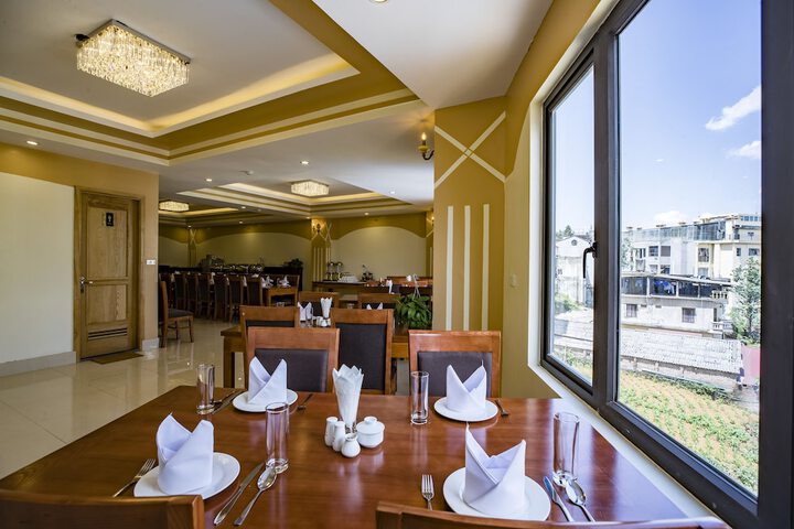 Dining 39 of 43