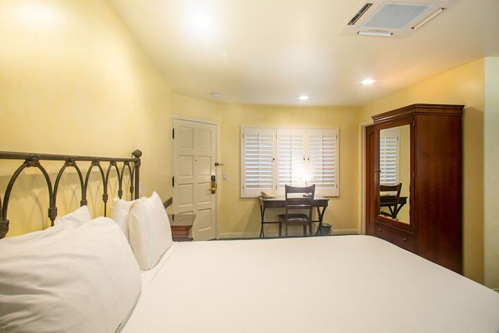 Room 28 of 81