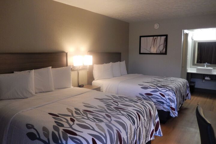 2 Queen Beds (3 of 9)