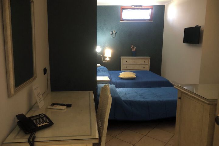 Room 9 of 25
