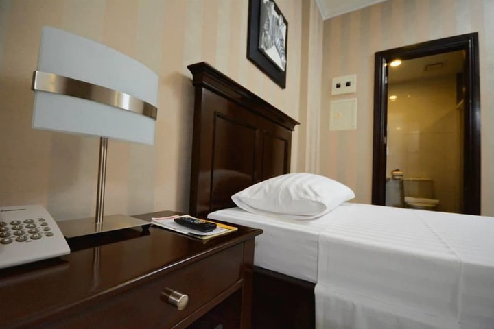 Room 6 of 42