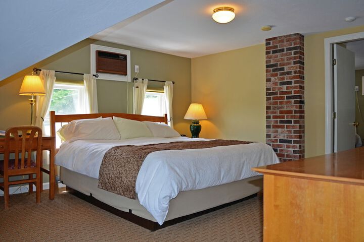 Slope Queen Bed with View (62 of 100)