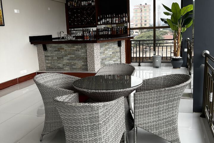 Lounge 26 of 44