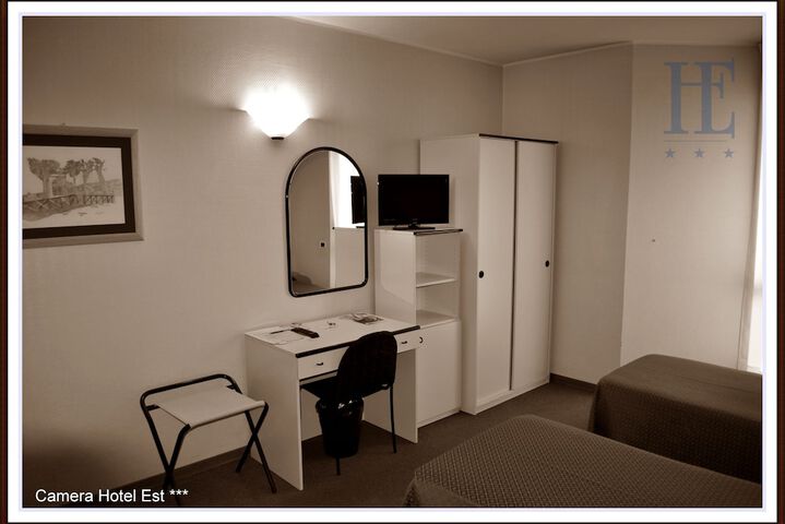 Room 13 of 30
