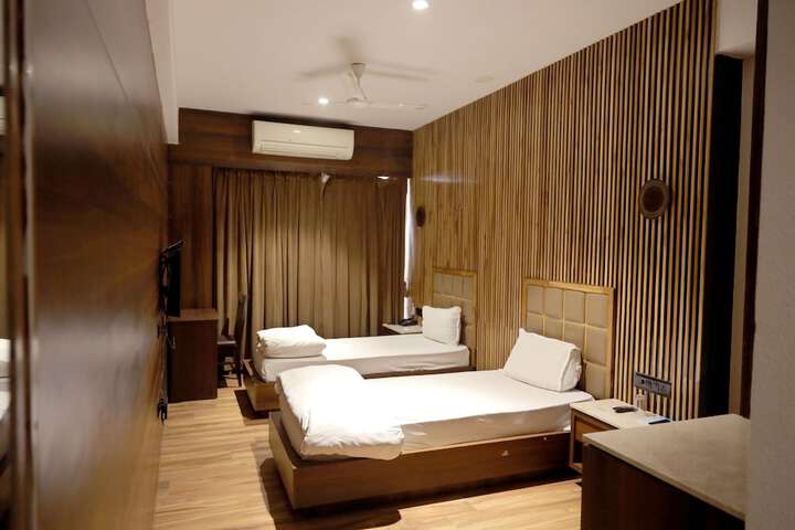 Room 6 of 17