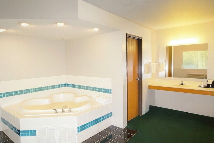 Jetted tub