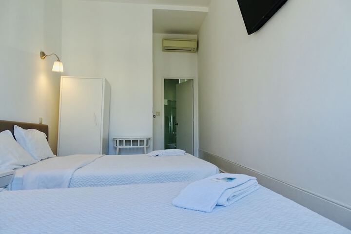 Room 42 of 74
