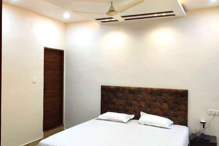 Room 5 of 9