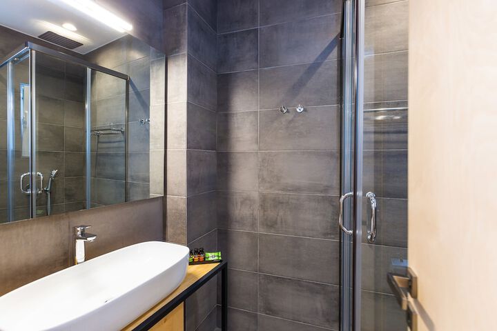 Room 72 of 102