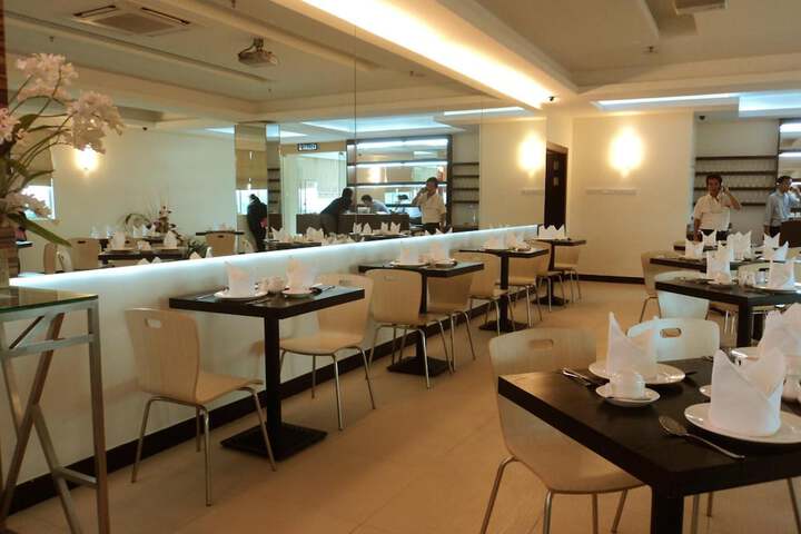 Dining 17 of 24