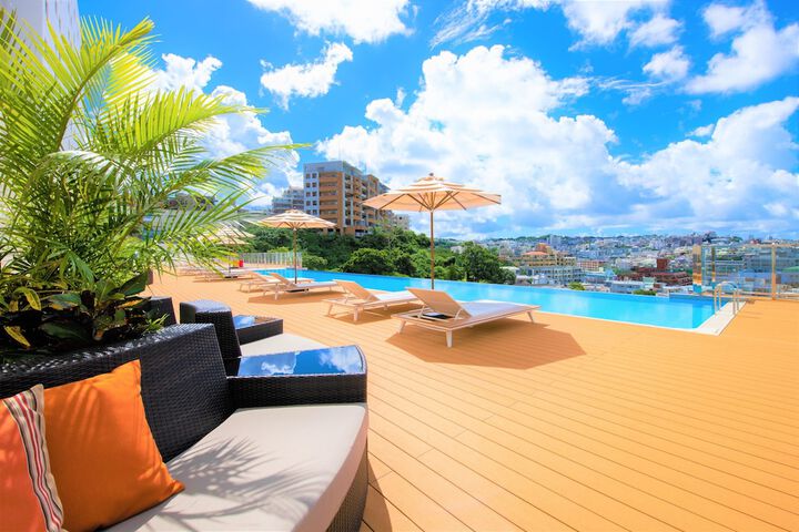 Hotel with Pool