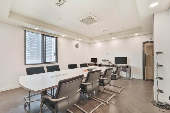 Business Center 73 of 75