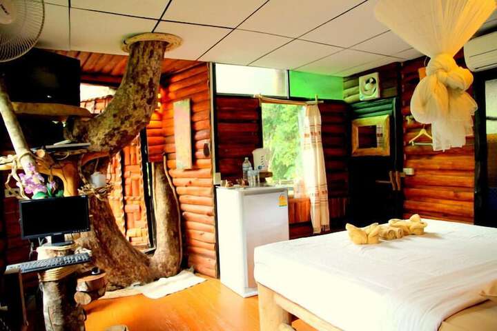 Room 27 of 108