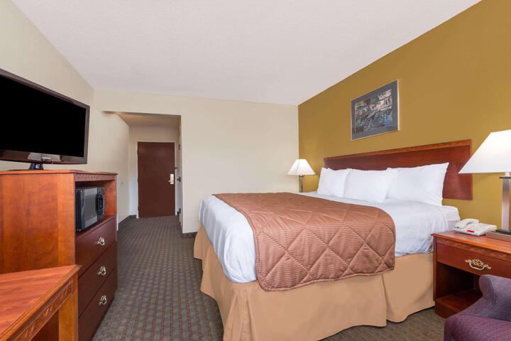 1 Queen Bed (3 of 9)