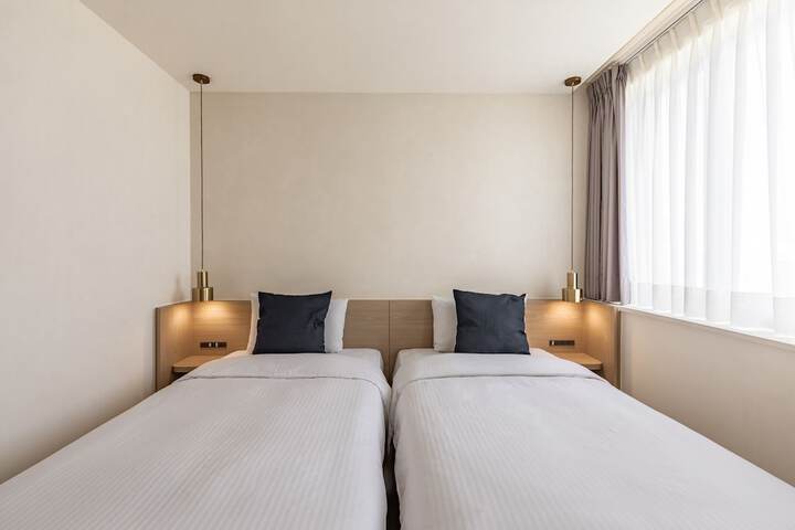 Room 32 of 68