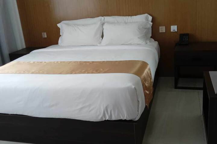 Room 8 of 33