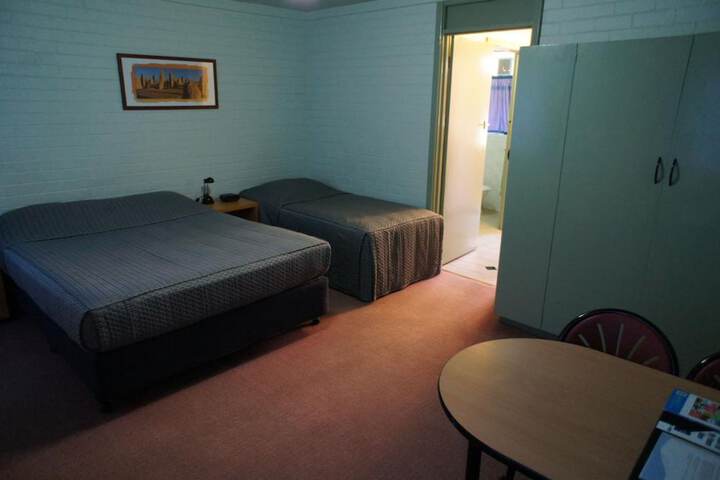 Room 32 of 65
