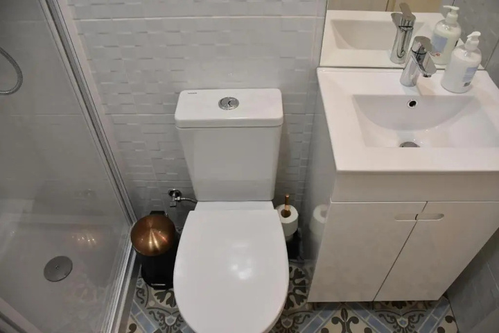 Room 9 of 18