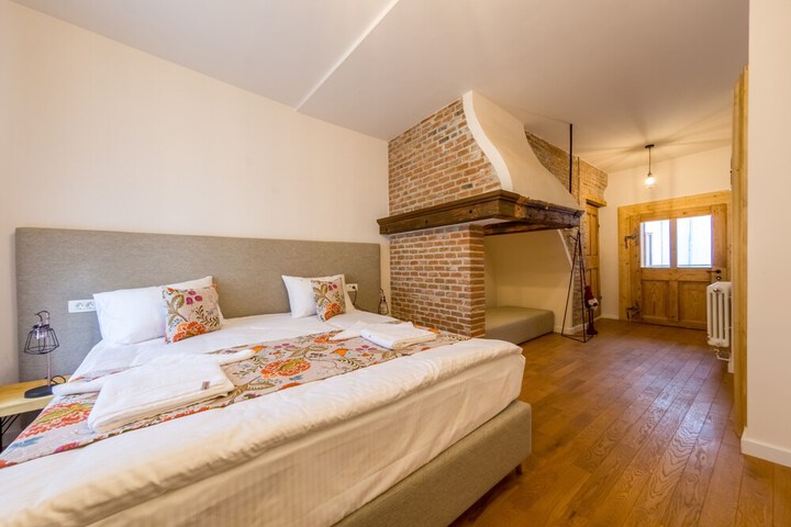Room 13 of 28