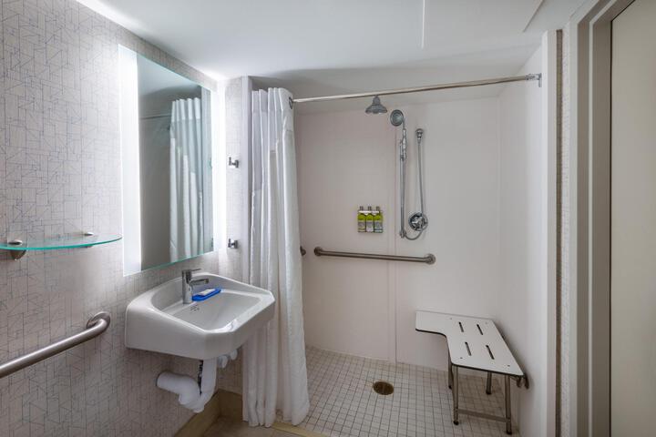 Standard 2 Queen Beds Accessible (13 of 17)