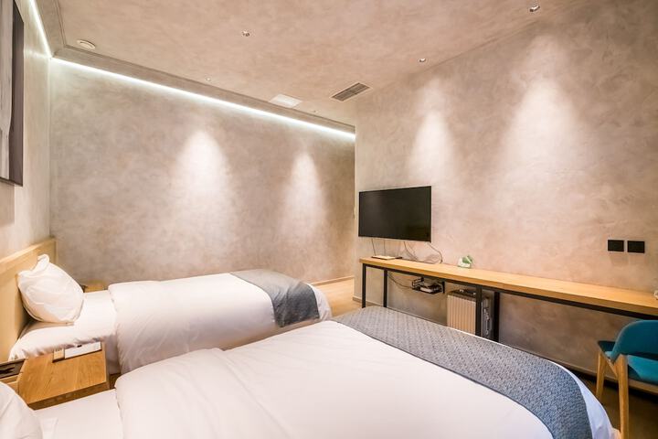 Room 13 of 21