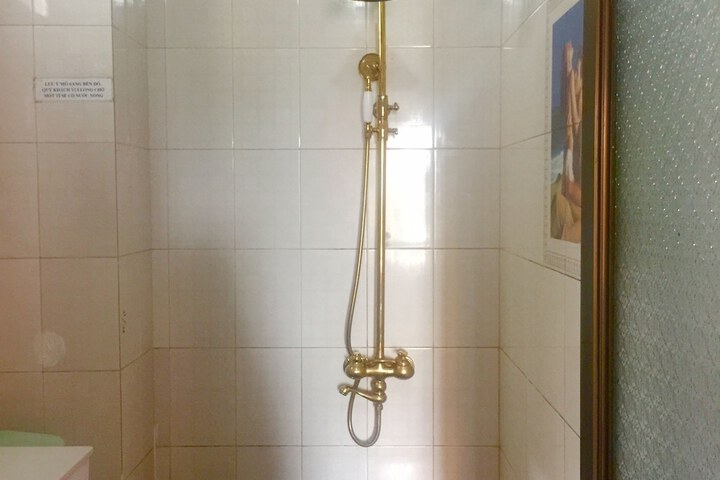 Room 7 of 12