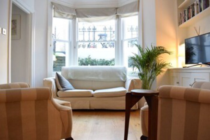 Shepherds Bush 2 Bedroom Flat With Garden