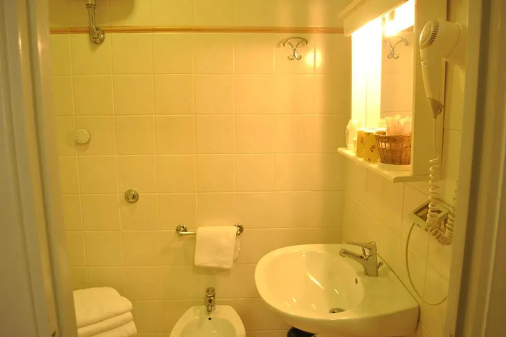 Room 7 of 10