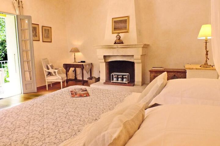 Room 9 of 35