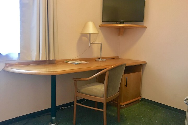 Room 9 of 28