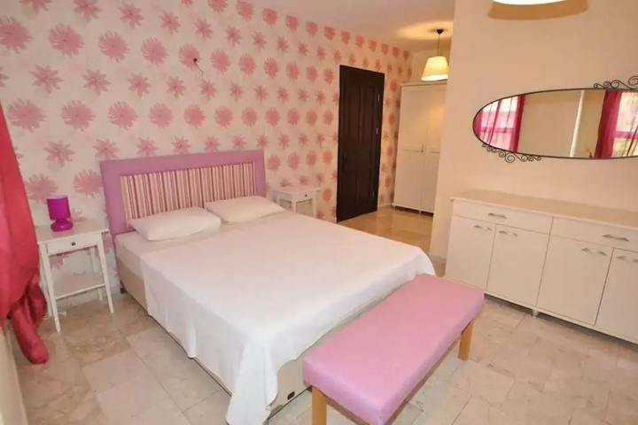Room 4 of 9
