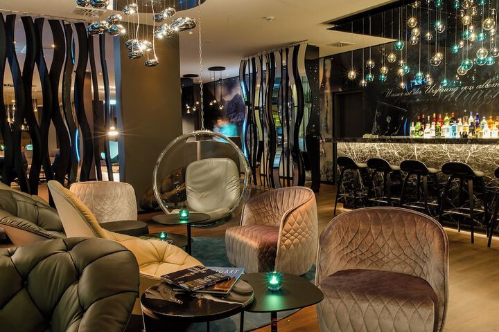 Lounge 22 of 38