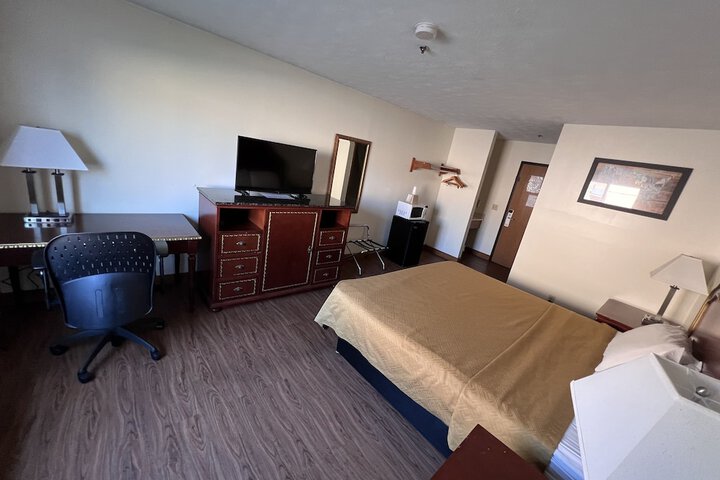 1 King Bed (5 of 14)