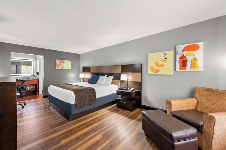1 King Bed Upstairs High Speed Internet Accessible Microwave and Refrigerator, Continental Breakfast (4 of 16)