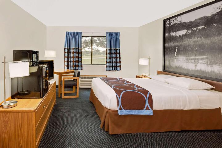 1 Queen Bed (12 of 13)