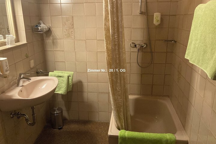 Room 48 of 106