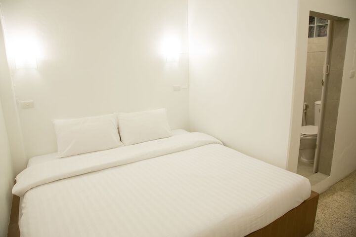 Room 9 of 32