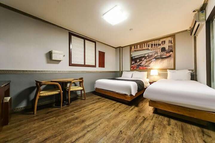 Room 9 of 26