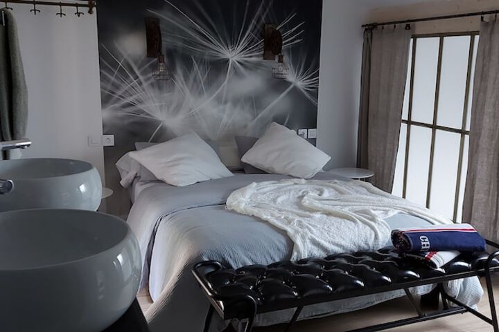 Room 6 of 17