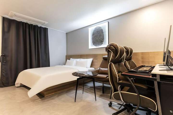 Room 5 of 10