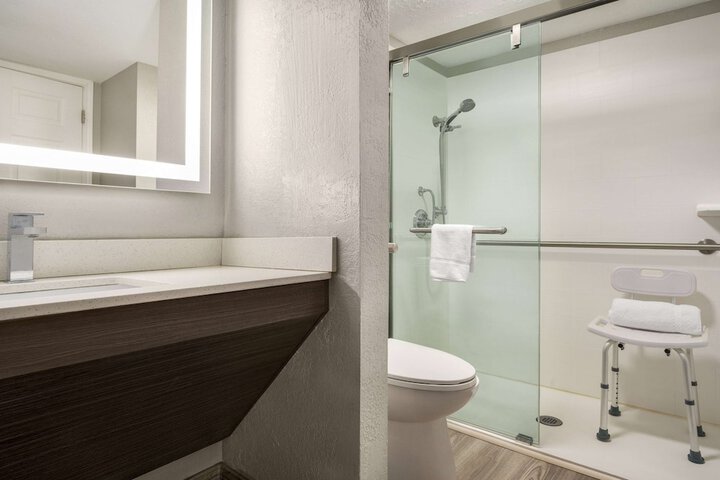 2 Double Beds Mobility Hearing Impaired Accessible Room (8 of 8)