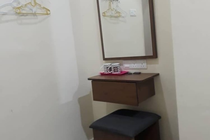Room 6 of 11