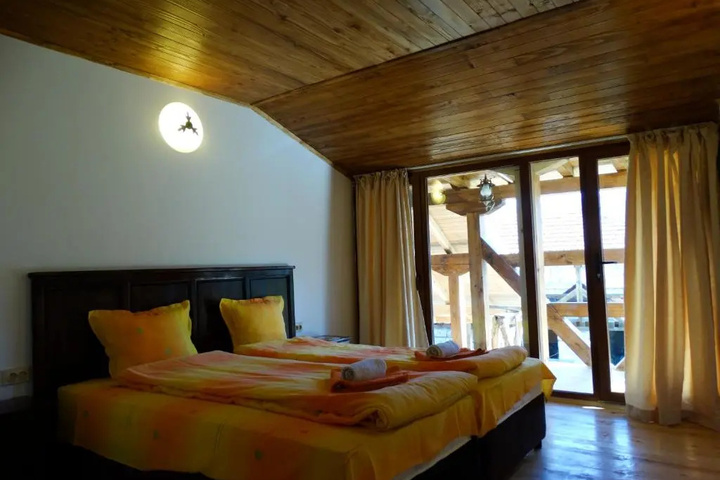 Room 5 of 8