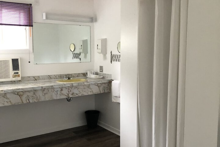 Room 8 of 30