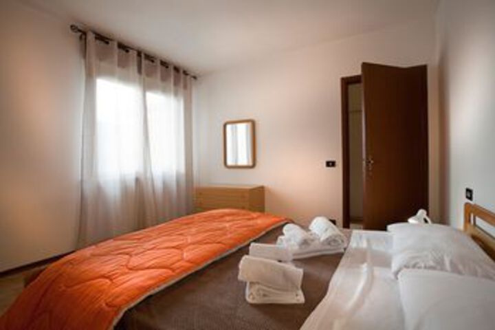Room 9 of 15