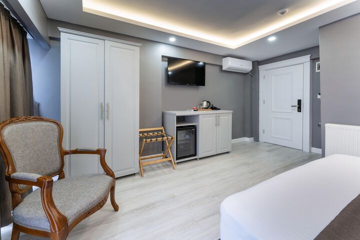 Room 3 of 27