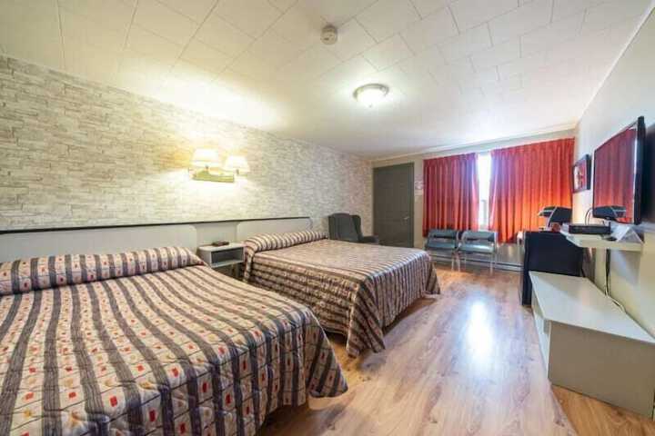 Room 7 of 12