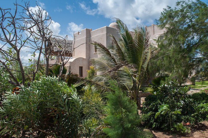 Hotel Exterior 75 of 83