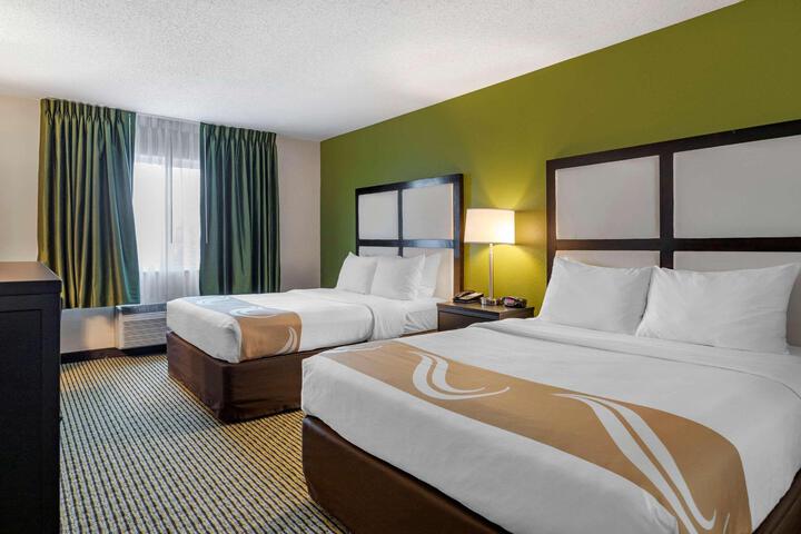 2 Queen Beds (10 of 10)