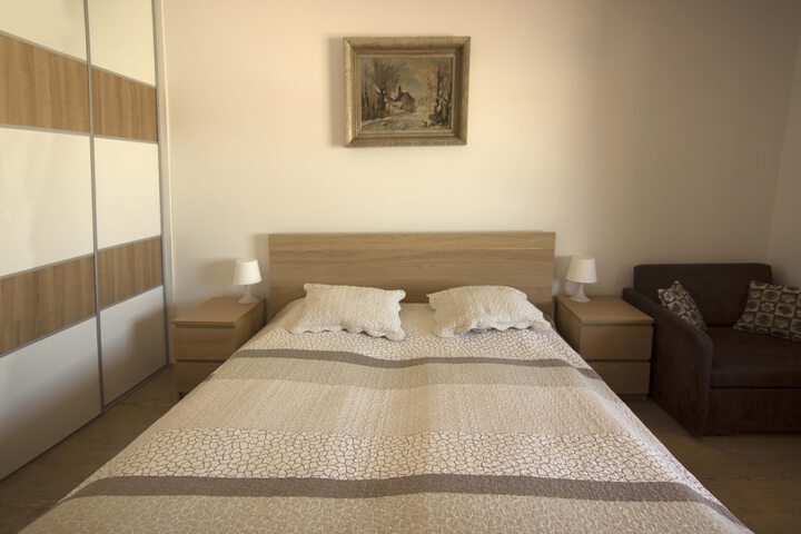 Room 6 of 100